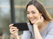 Your mobile phone and laptop are ruining your skin without you knowing!