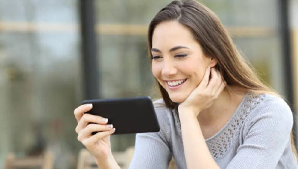 Your mobile phone and laptop are ruining your skin without you knowing!